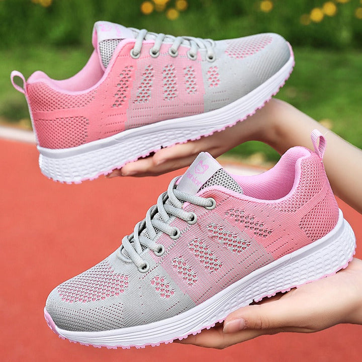 Vue de face des sneakers de marche femme, offrant un ajustement parfait et sécurisé.