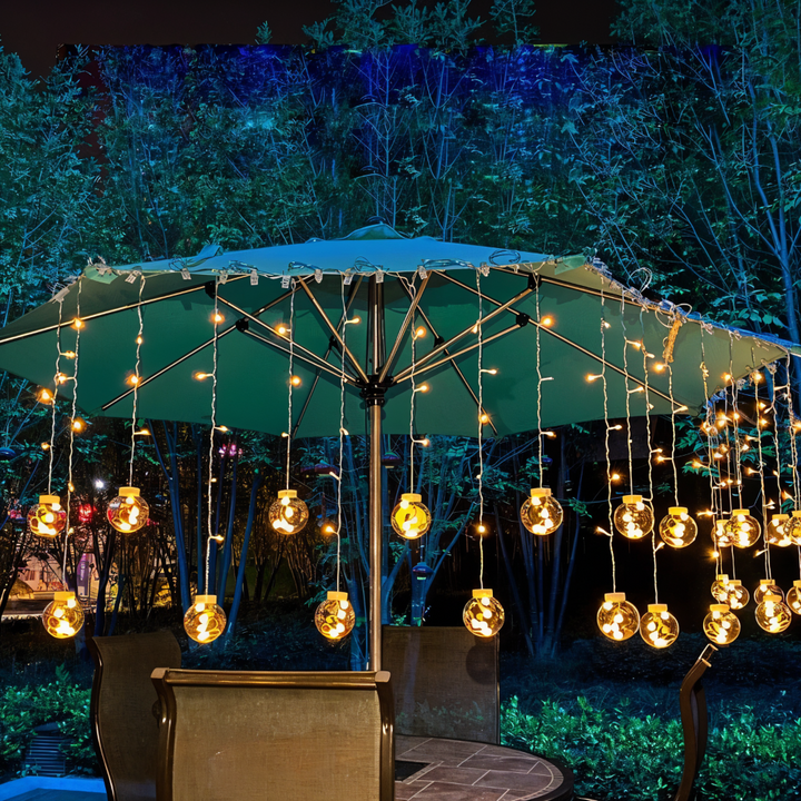 Guirlande solaire LED avec boules lumineuses. Crée une ambiance chaude pour votre extérieur.