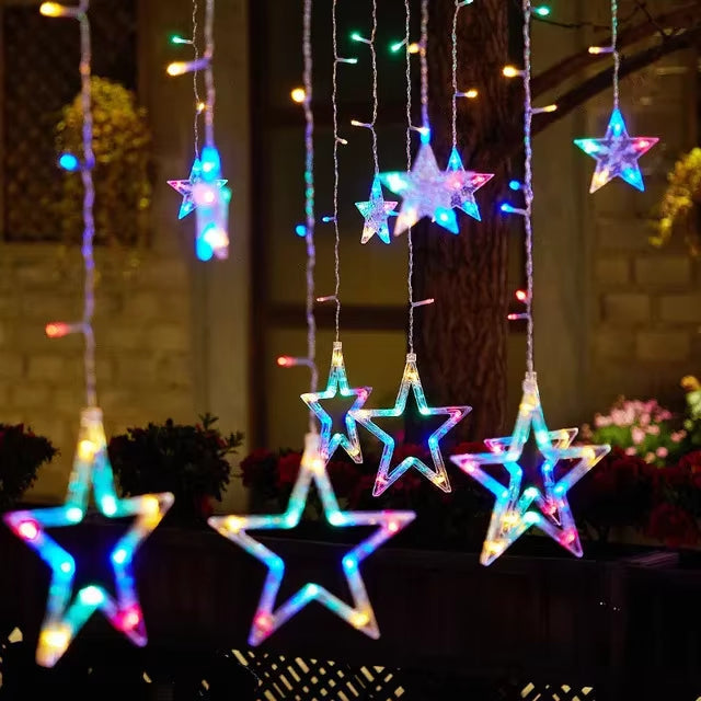 Éclairage de fête solaire LED. Guirlande lumineuse pour une décoration extérieure durable.