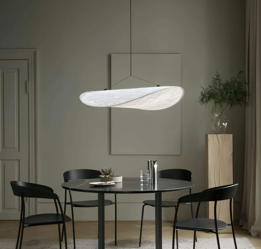 Suspension LED plafond unisexe, ambiance chaleureuse pour un éclairage intérieur design et moderne.