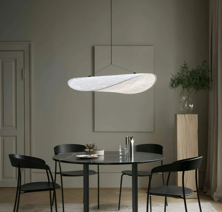 Suspension LED plafond unisexe, ambiance chaleureuse pour un éclairage intérieur design et moderne.