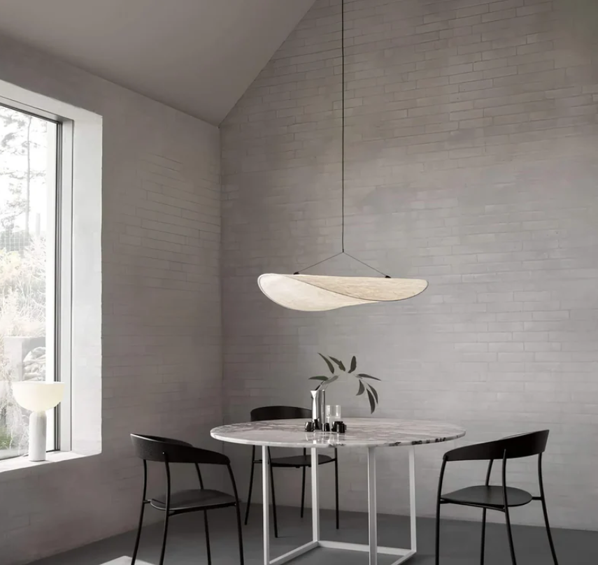 Luminaire plafond LED blanc mat, design moderne artisanal, idéal pour une lumière d'intérieur douce.