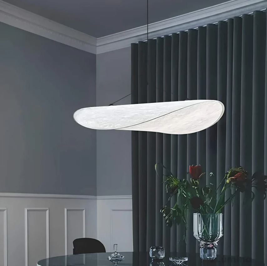 Suspension plafond design minimaliste, éclairage LED blanc pour une ambiance intérieure contemporaine.