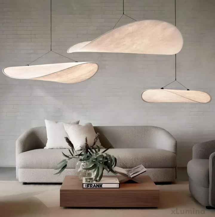 Éclairage LED moderne de plafond, luminaire suspension design créant une ambiance chaleureuse et lumineuse.