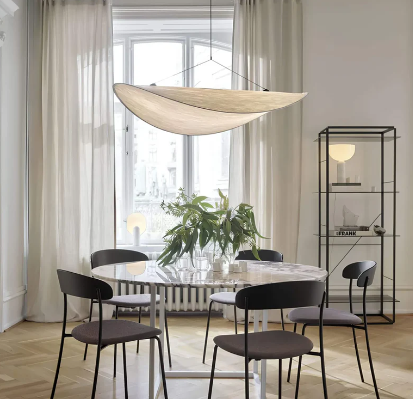Luminaire plafond LED pour salon, design moderne et épuré, éclairage blanc intérieur sophistiqué.