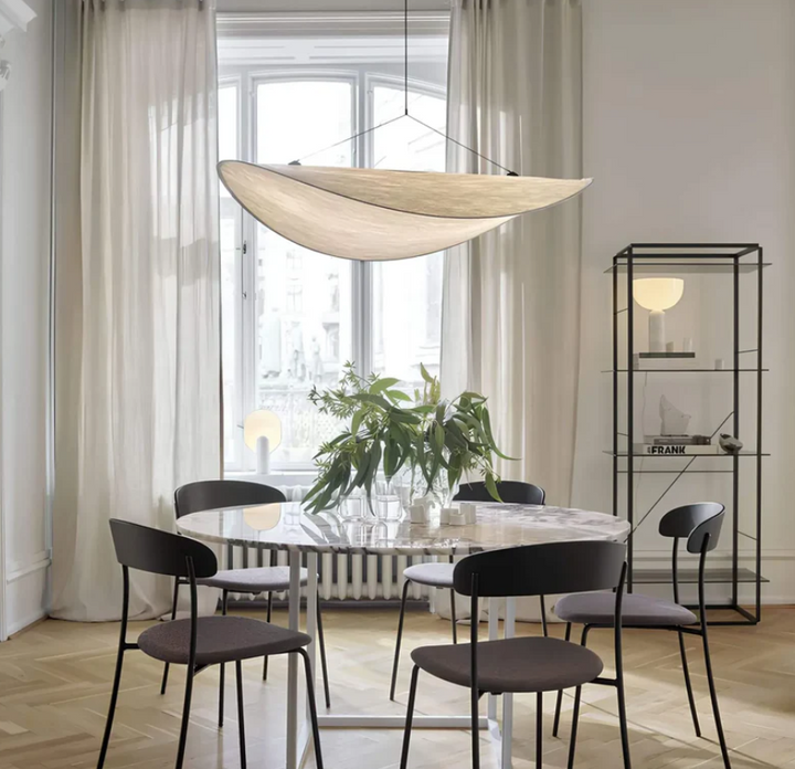 Luminaire plafond LED pour salon, design moderne et épuré, éclairage blanc intérieur sophistiqué.