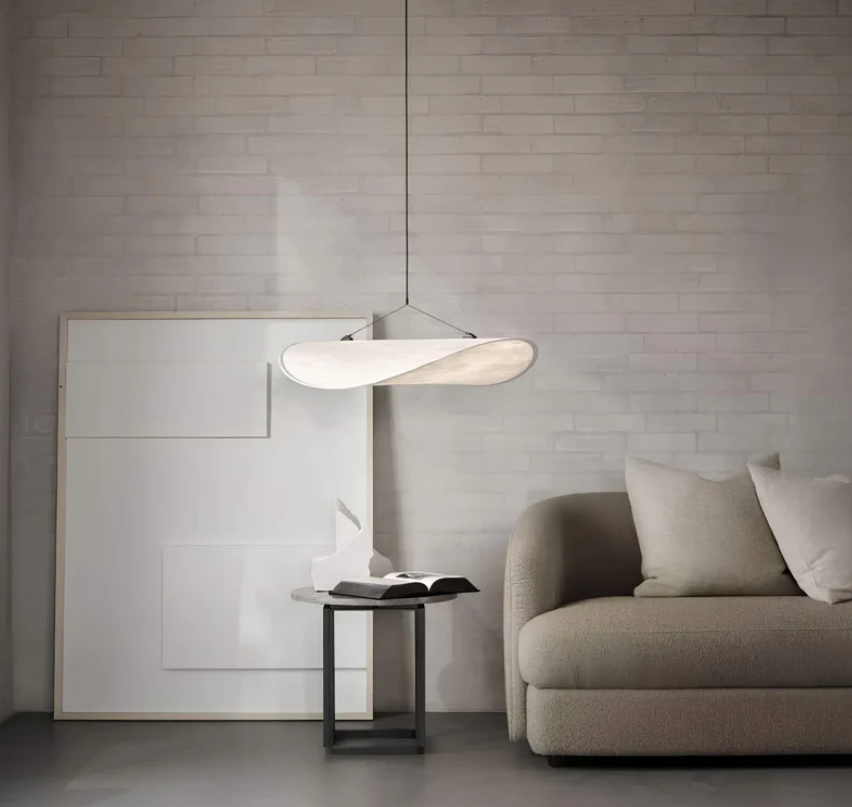 Suspension LED plafond artisanale, design moderne, offrant un éclairage intérieur blanc chaleureux.