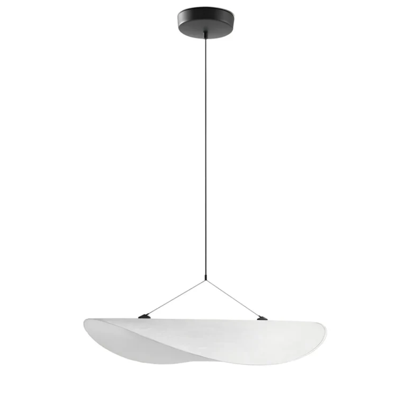 Suspension design moderne pour plafond, éclairage LED intérieur blanc diffus, ambiance contemporaine.