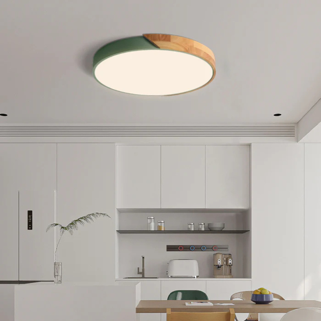 Plafonnier moderne LED en bois, design scandinave épuré, idéal pour un éclairage doux.