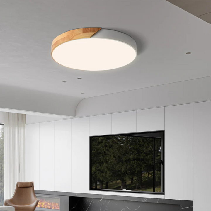 Design scandinave : plafonnier LED en bois pour une lumière douce et moderne.