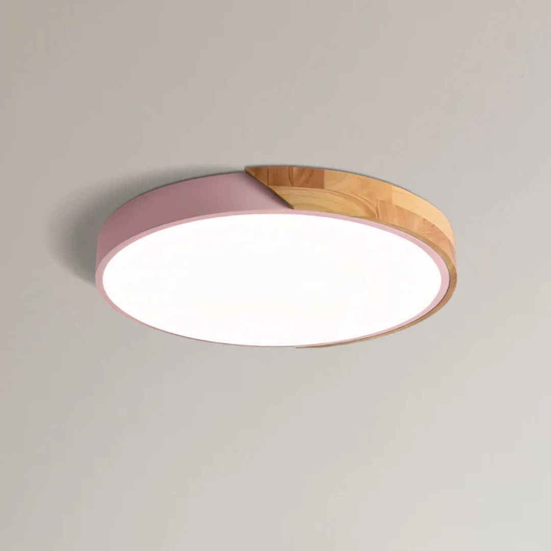 Éclairage de plafond LED en bois, design scandinave minimaliste, lumière douce et efficace.