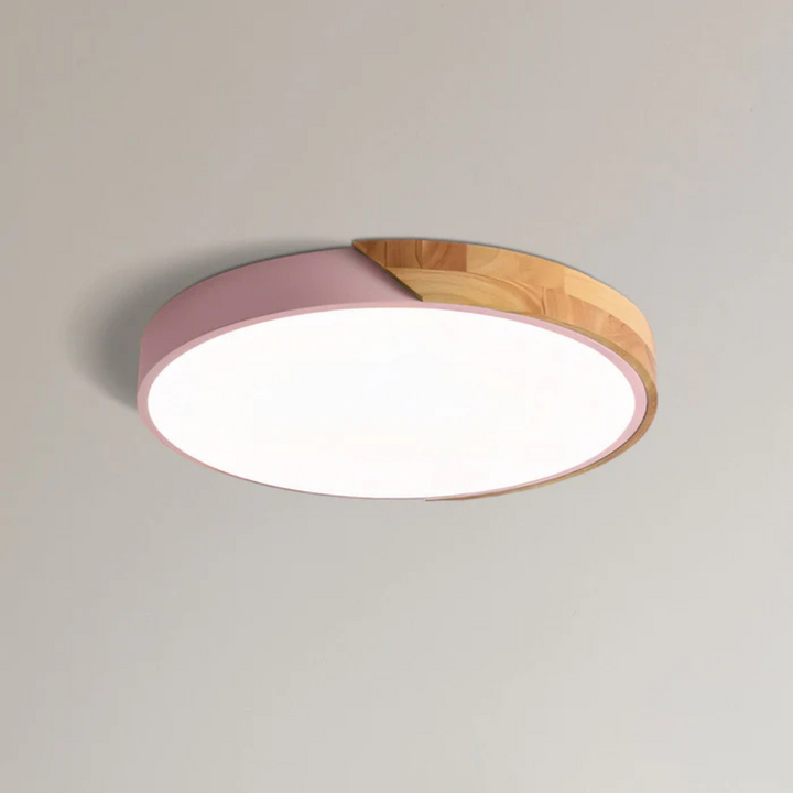 Éclairage de plafond LED en bois, design scandinave minimaliste, lumière douce et efficace.