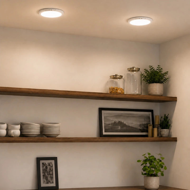 Plafonnier intelligent LED, design compact, installation facile, capteur de mouvement pour économie d'énergie.