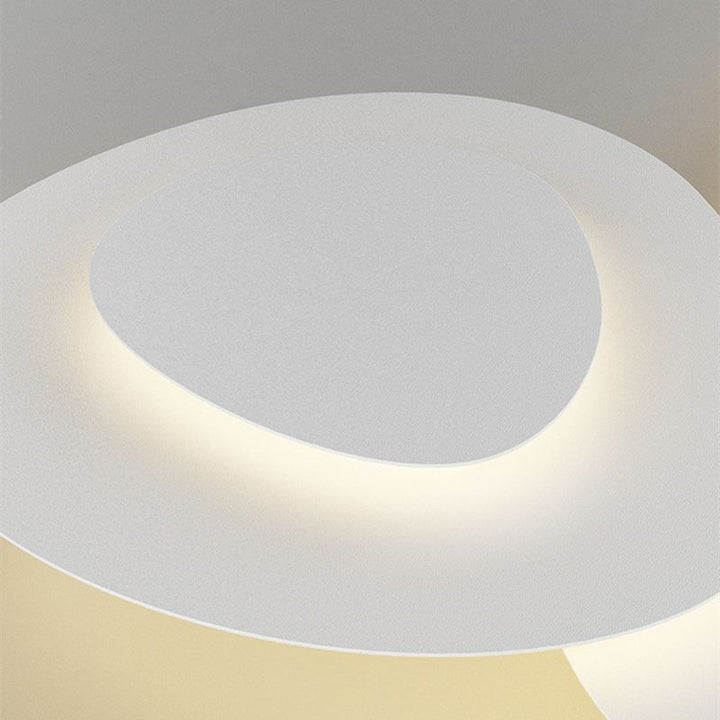 Plafonnier nuage décoratif, suspension éclairage design pour espace moderne, apporte style et lumière.