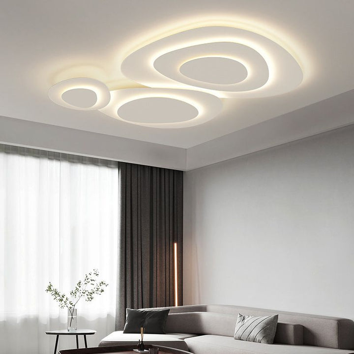 Luminaire plafonnier nuage suspendu, polyvalent pour chambre, salon ou bureau, ambiance moderne.