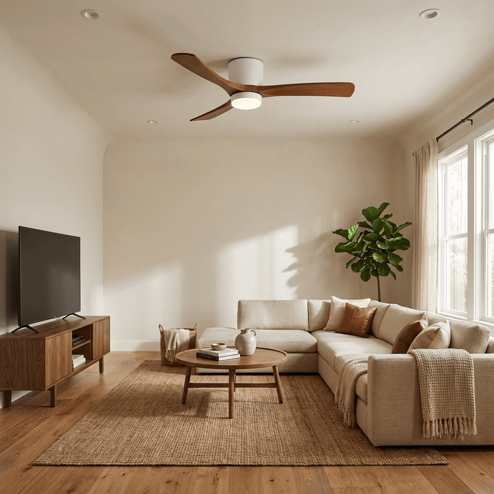 Ventilateur plafond bois naturel avec éclairage LED intégré, style scandinave, ambiance chaleureuse.