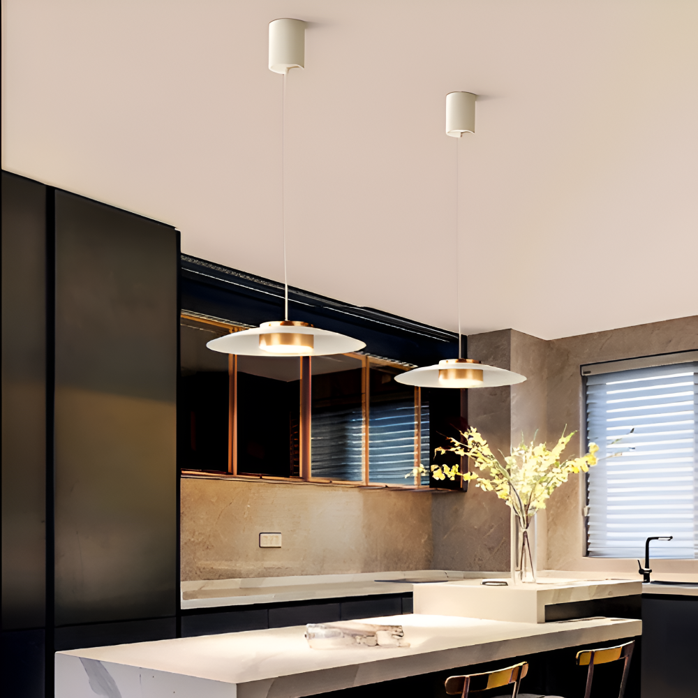 Luminaire LED moderne, suspension industrielle noire mate, lumière dimmable pour ambiance chaleureuse. Style épuré.