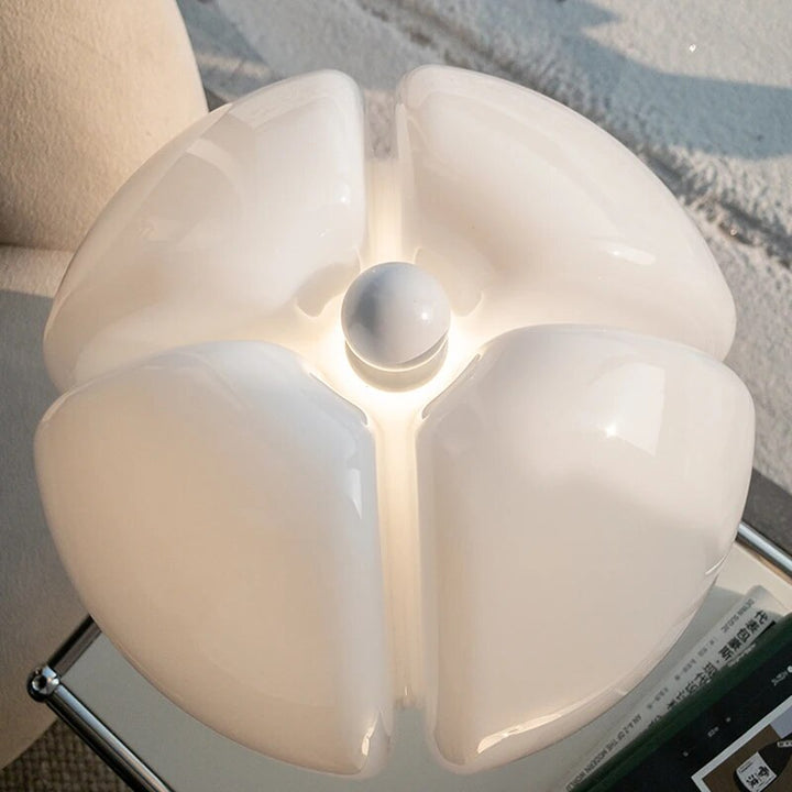Décoration intérieure: Lampe de table LED à fleur, design élégant pour sublimer votre salon.