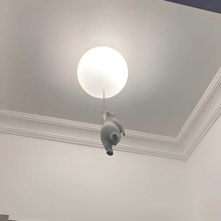 Plafonnier design BalloBear pour enfant, ourson et ballon, diffuse lumière douce et agréable.