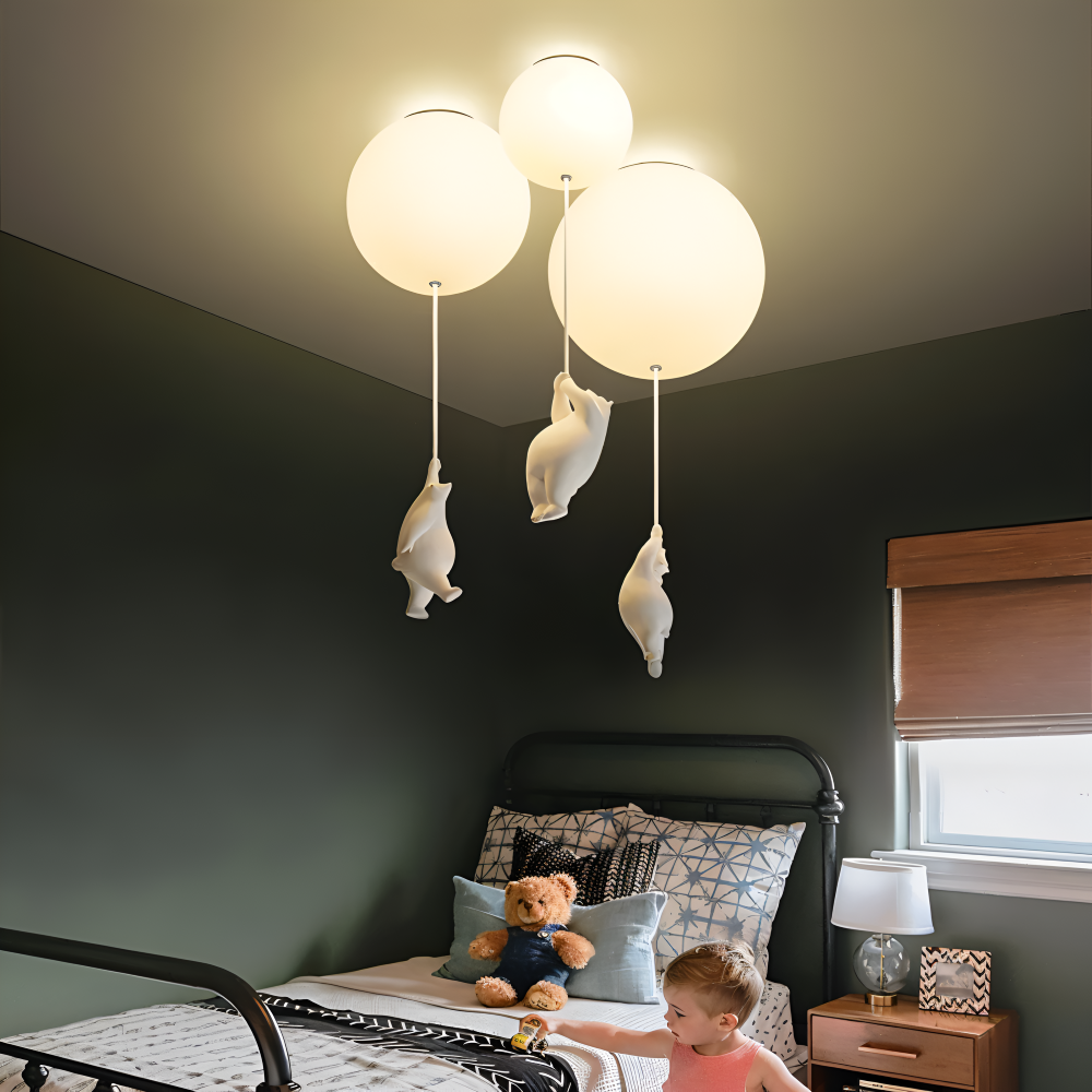 Décoration lumineuse enfant : suspension BalloBear avec ourson joueur et ballon, montage facile.