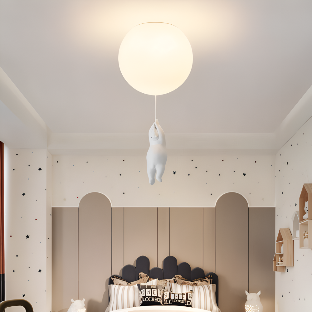 Plafonnier BalloBear, design féérique ours et ballon, apporte lumière douce à chambre d'enfant.
