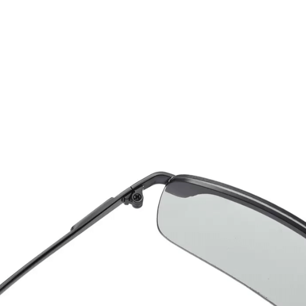 Lunettes homme combinant verres photochromiques et polarisants pour un confort visuel adaptatif au soleil.