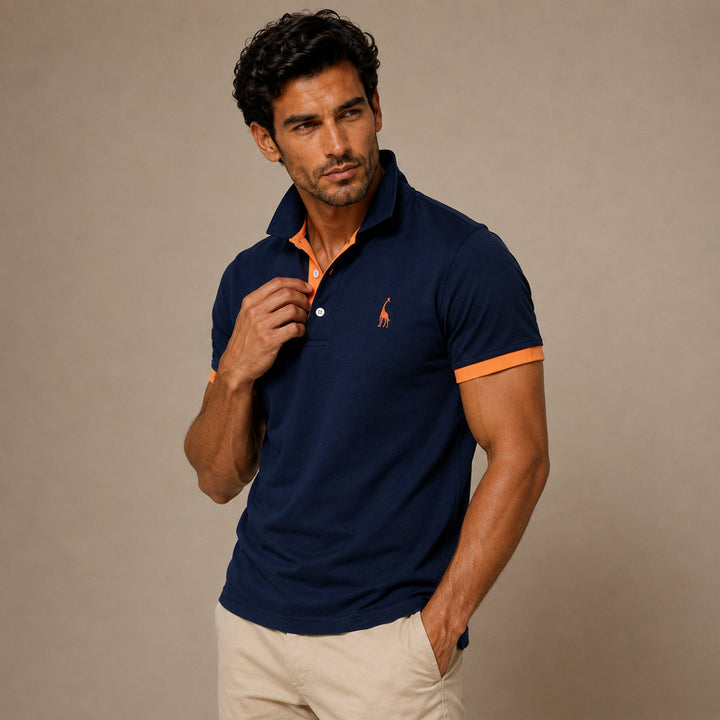 Polo homme bleu manches courtes, col contrasté élégant. Coupe ajustée pour un style casual chic.