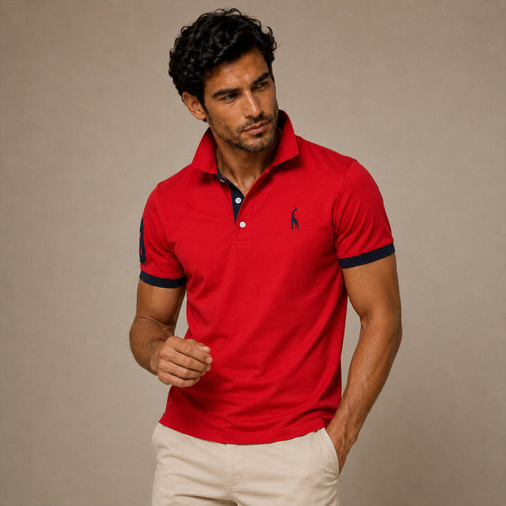Polo homme gris, col contrasté, coupe ajustée. Vêtement de mode masculine pour un look moderne.