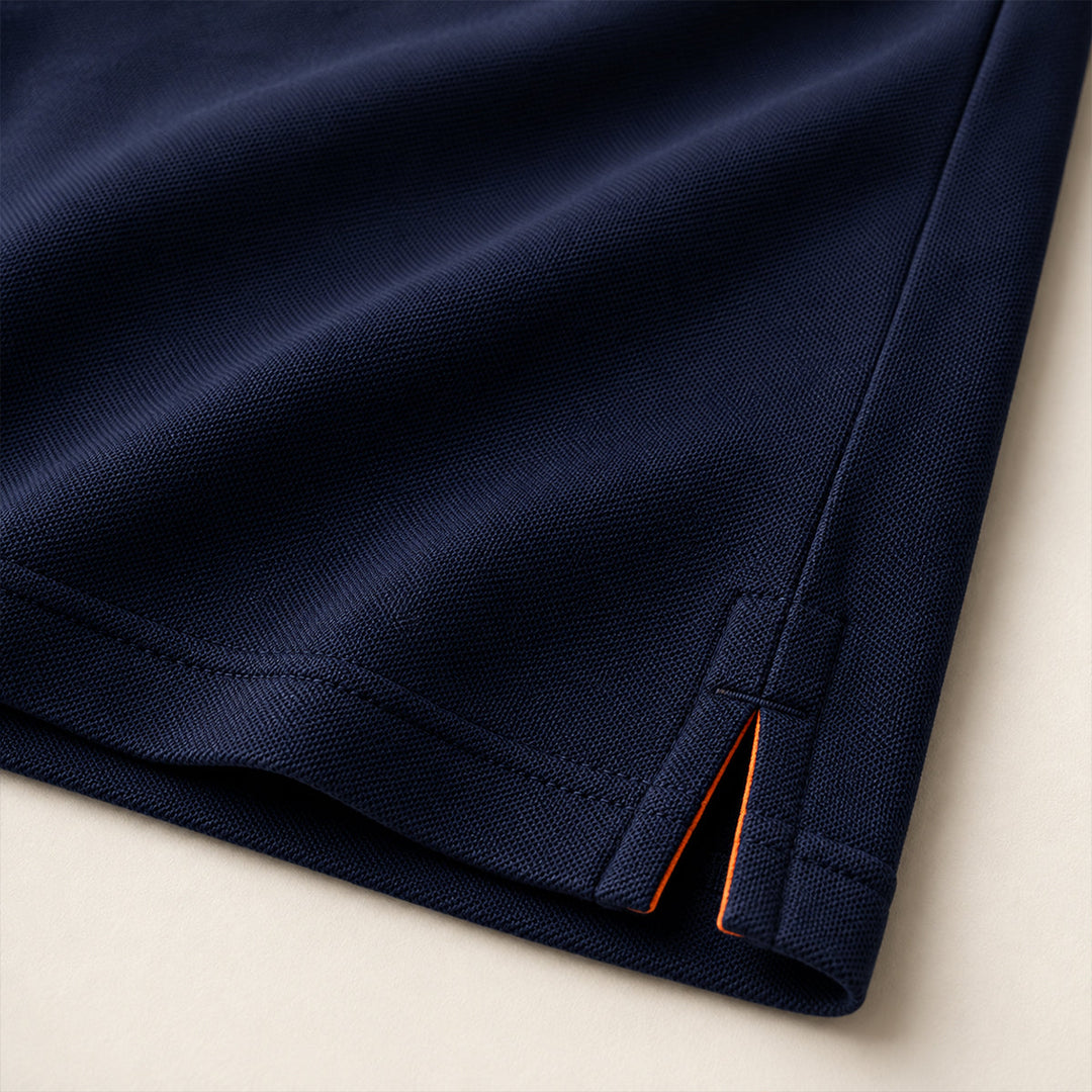 Polo homme blanc, col contrasté, coupe ajustée. Parfait pour un look décontracté chic estival.