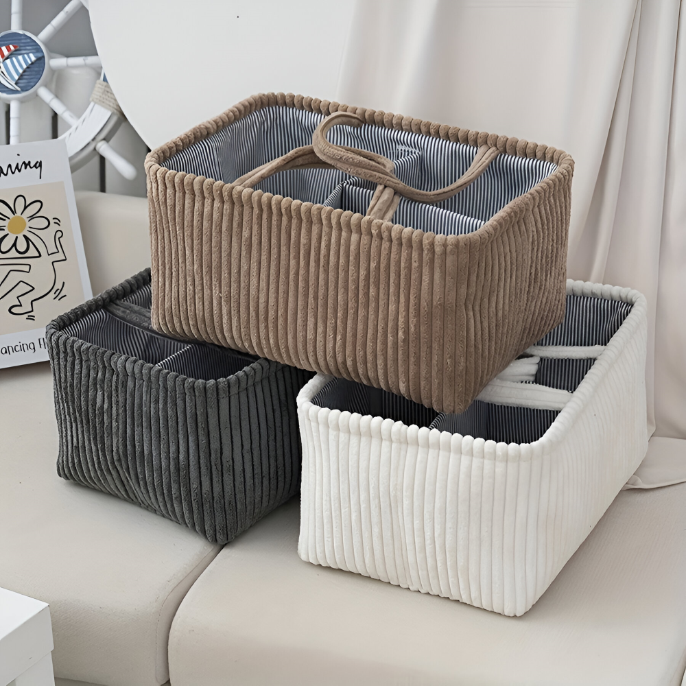 Panier de rangement bébé en polyester avec compartiments, idéal pour organiser couches et accessoires dans la chambre.