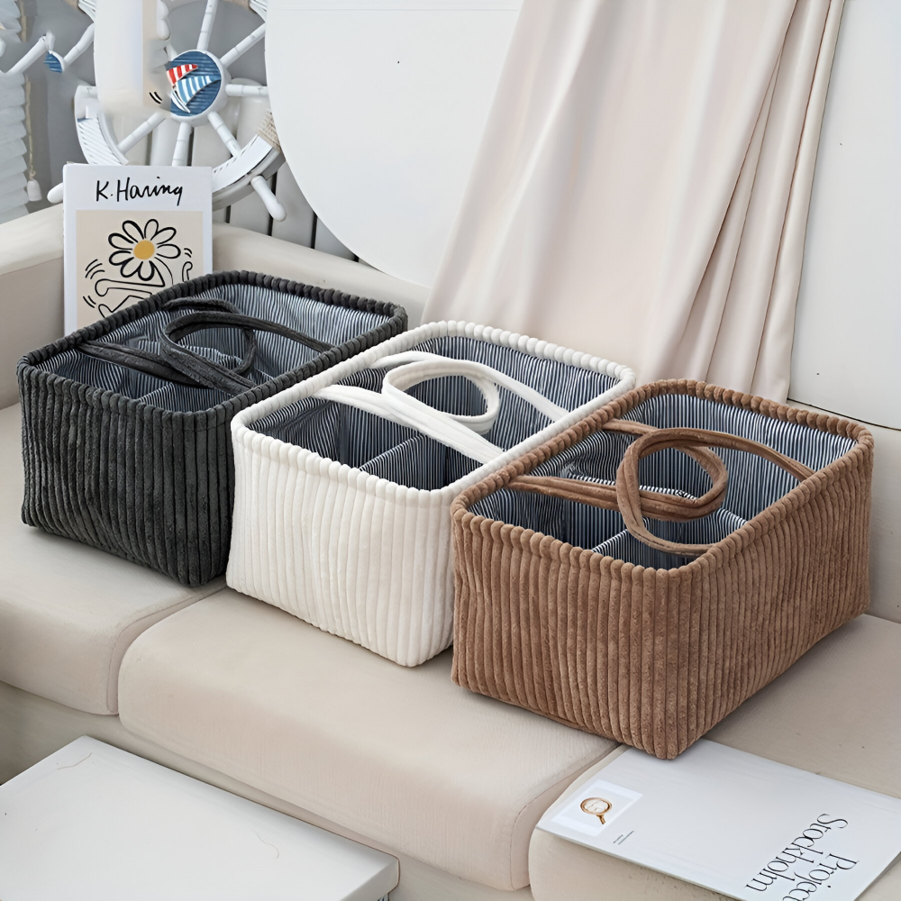 Panier organisateur pour bébé, idéal pour couches et articles de crèche, facilite le rangement dans la maison.