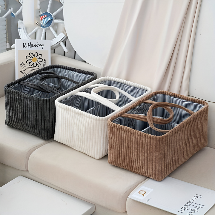 Panier organisateur pour bébé, idéal pour couches et articles de crèche, facilite le rangement dans la maison.