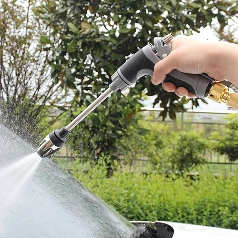 Pistolet à eau haute pression HydroForce nettoyant une voiture. Idéal pour l'entretien extérieur polyvalent.
