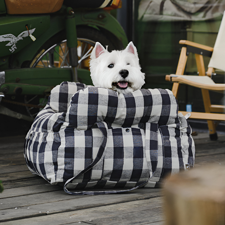 Chien heureux et détendu dans son siège de transport en voiture, voyage en toute sérénité.