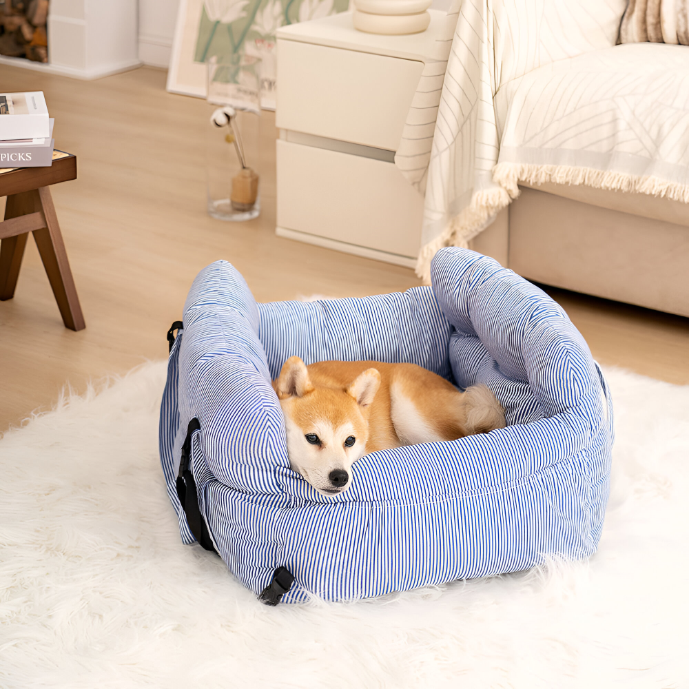 Siège auto robuste et élégant pour chien. Un accessoire de voyage animal pratique et sûr.