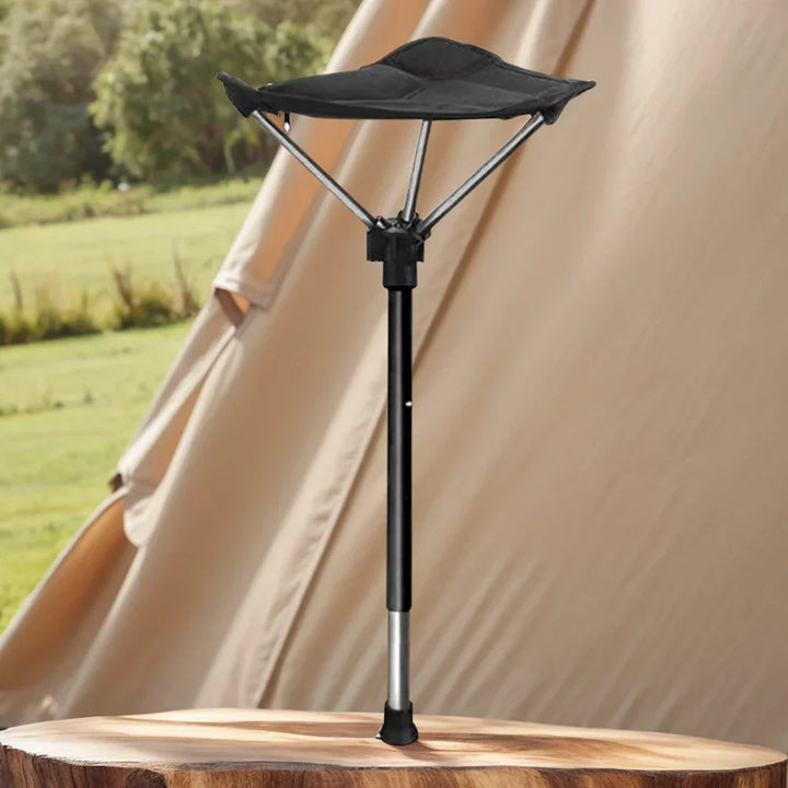 Personne assise confortablement sur chaise de camping réglable, parfaite pour l'extérieur et le repos.