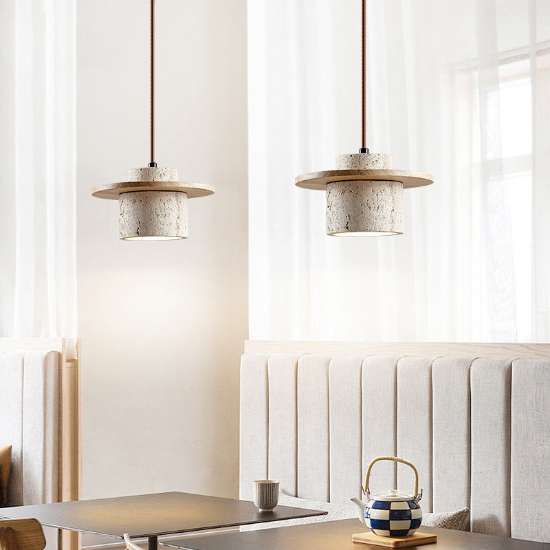 Luminaire suspension en travertin pour cuisine ou salle à manger, pierre naturelle, style moderne et chic.