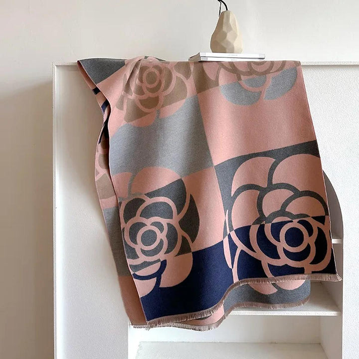 Écharpe femme imprimée en cachemire rose/orange/gris, design réversible unique, touche d'élégance.