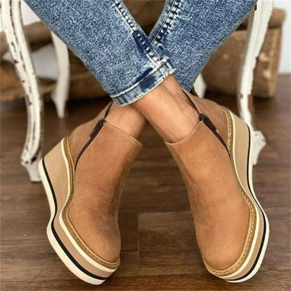 Fermeture éclair discrète des bottes Leony. Facilité d'enfilage, détail fonctionnel et stylé pour femmes.