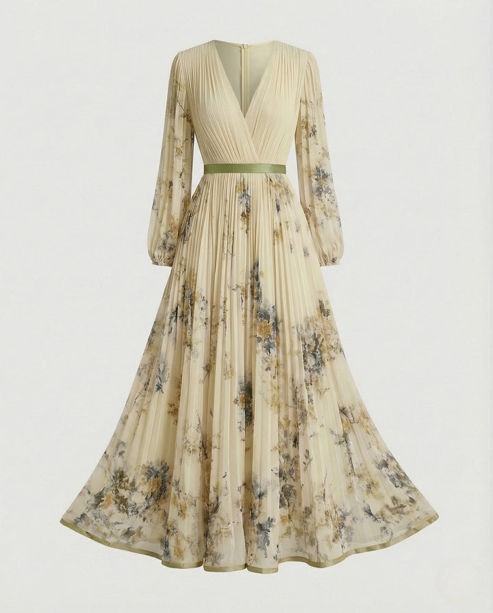 Robe femme estivale plissée, longue et fluide, encolure croisée, confortable et stylée.