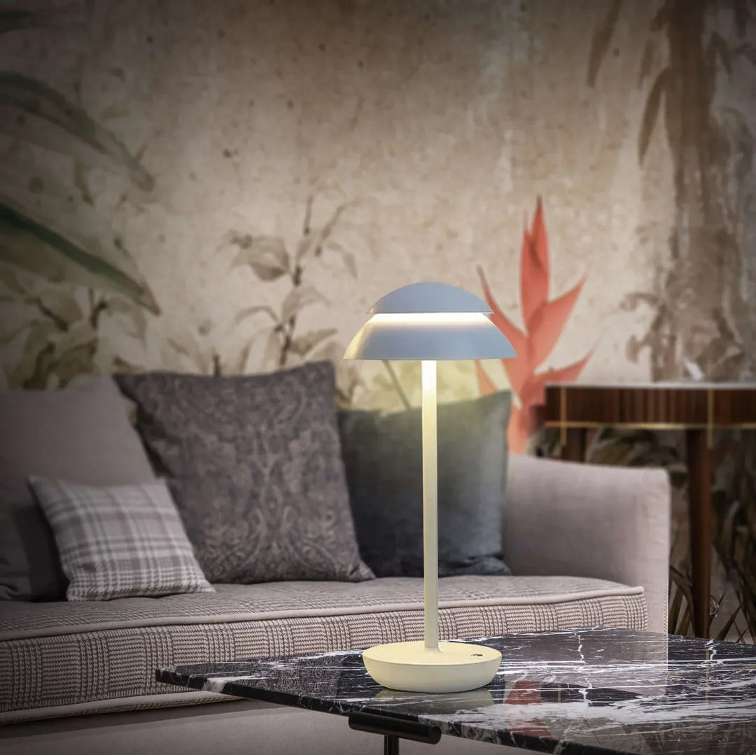 Lampe à poser portable, design scandinave en aluminium, dimmable. Idéale pour salon, chambre ou bureau, éclairage LED.
