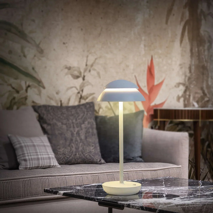 Lampe à poser portable, design scandinave en aluminium, dimmable. Idéale pour salon, chambre ou bureau, éclairage LED.