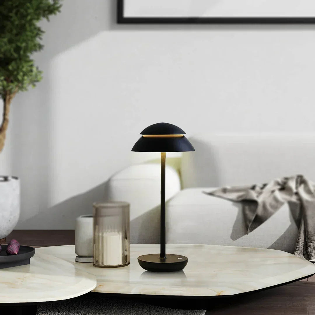 Lampe de table scandinave sans fil dans un salon, dimmable. Éclairage LED moderne en aluminium, créant une atmosphère douce.