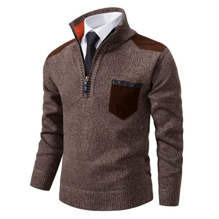 Homme portant un pull tricoté demi-zip, parfait pour une tenue décontractée ou élégante. Mode automne-hiver.
