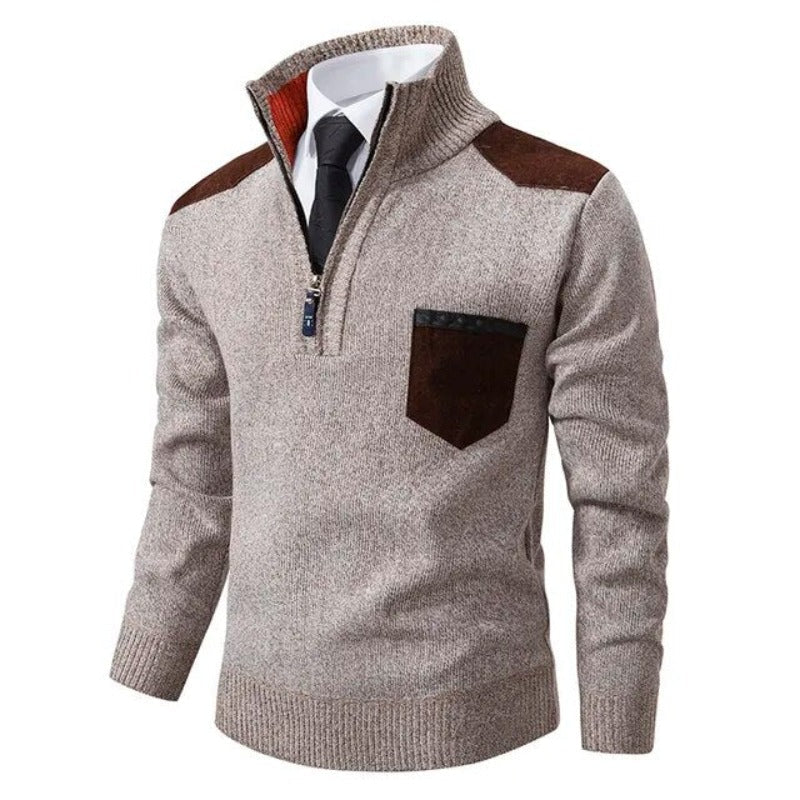 Détail du col montant et de la fermeture éclair sur ce pull tricoté homme. Confort et style masculin.