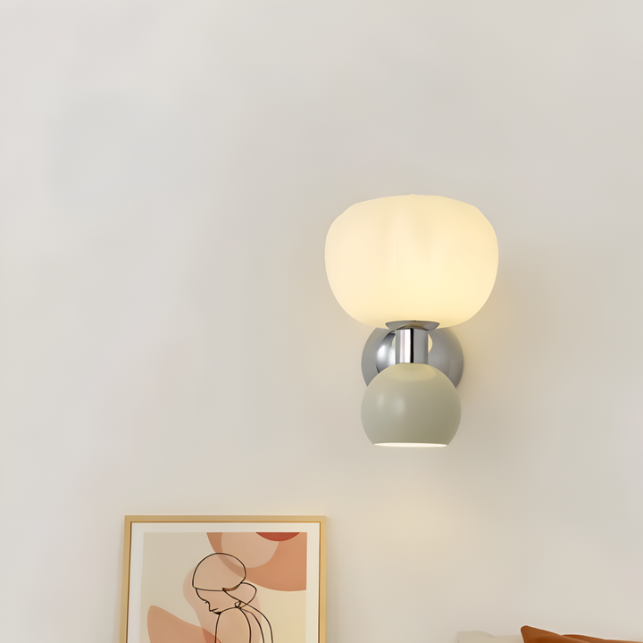 Applique LED contemporaine, lumière d'ambiance pour décoration murale raffinée.