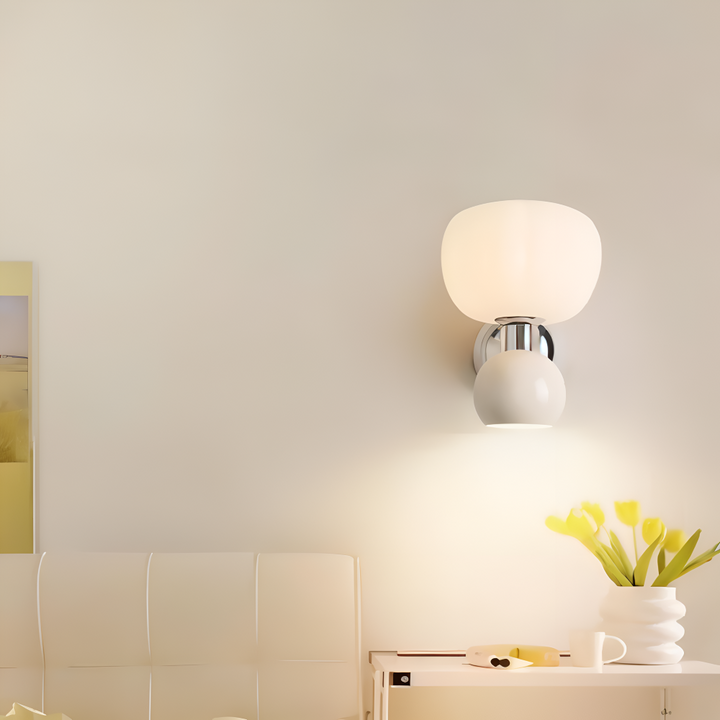 Lampe murale LED minimaliste, élégance scandinave pour un intérieur contemporain.