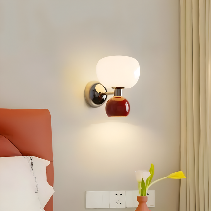 Lampe murale LED douce, parfaite pour un salon ou une chambre moderne et relaxante.