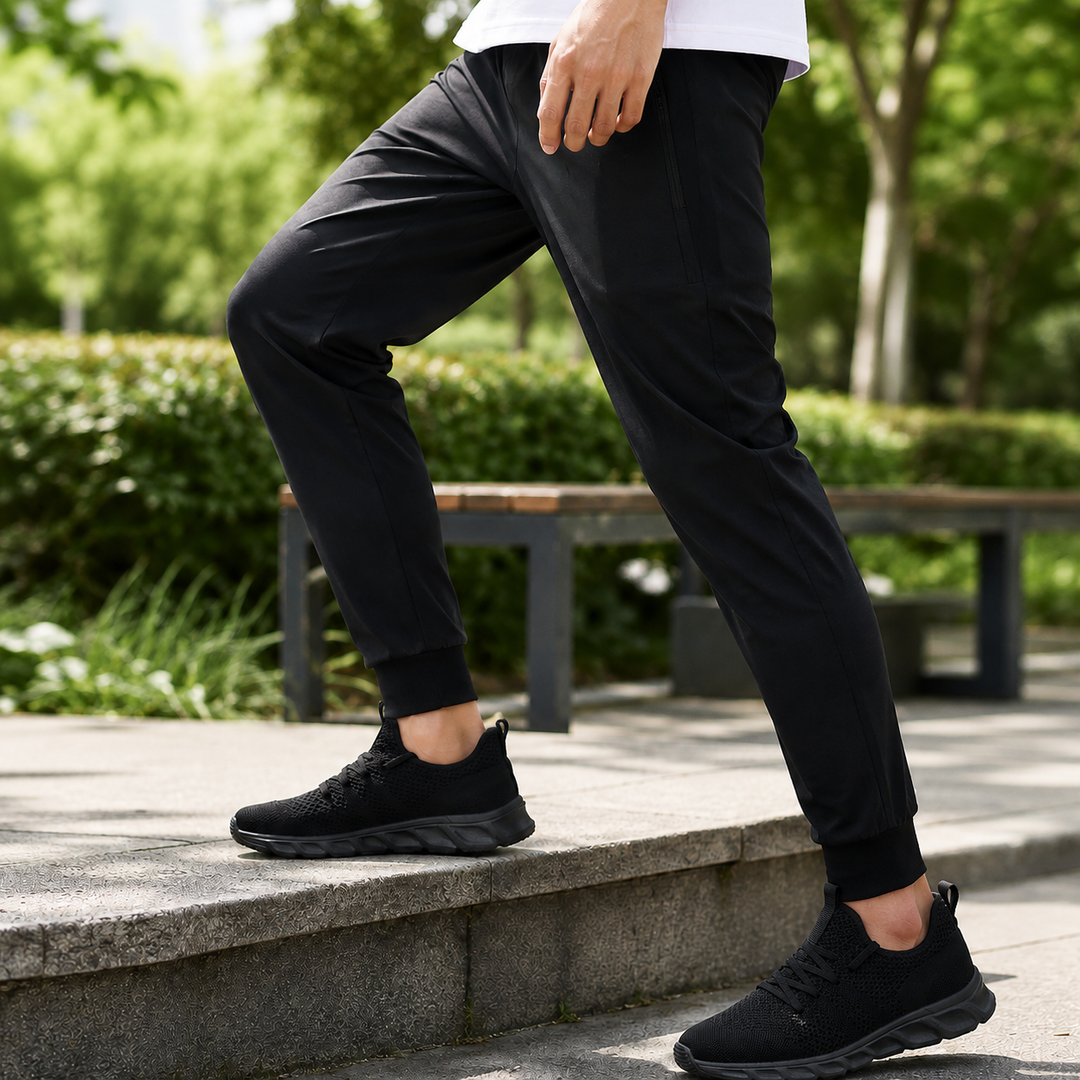 Paire de chaussures athlétiques PureMotion blanches, vue latérale, mettant en valeur leur ligne épurée.