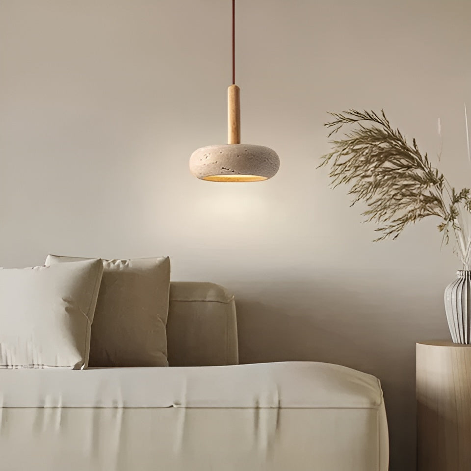 Ambiance Wabi-Sabi, luminaire suspendu japonais, éclairage doux et design intemporel.